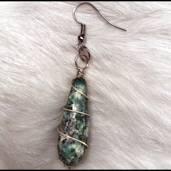 Hand crafted earrings. - Picture 2 of 4